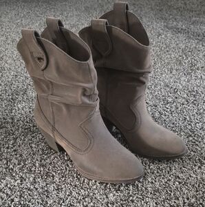 Women's New "Rocket Dog" Taupe Heeled Boots Size 8.5